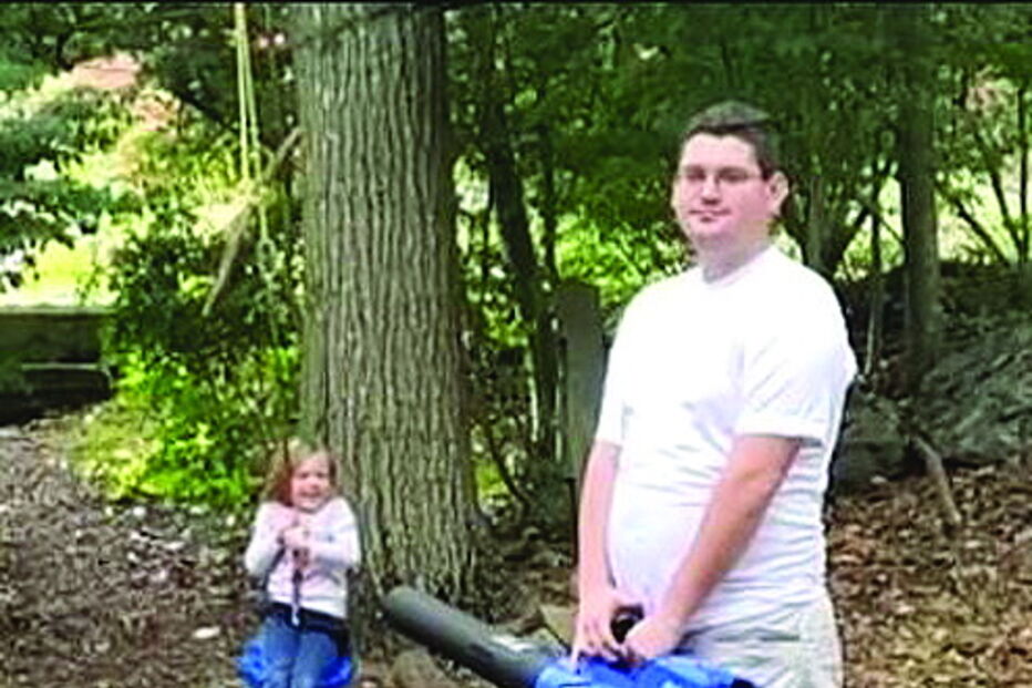 Alex Ramsey usou um soprador de folhas para empurrar o baloiço