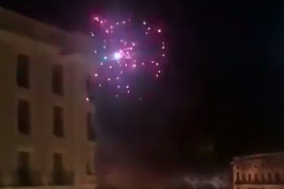 Manifestantes atacam helicóptero da polícia com material pirotécnico na Catalunha