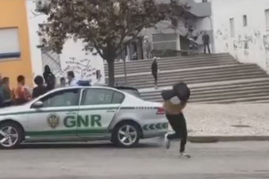 Homem acabado de ser detido foge algemado do carro da GNR