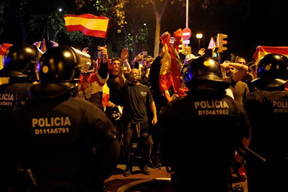 Carga policial em manifestação anti-independência de extrema-direita em Barcelona