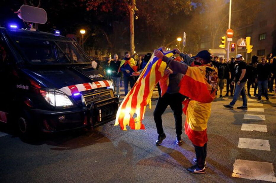 Carga policial em manifestação anti-independência de extrema-direita em Barcelona