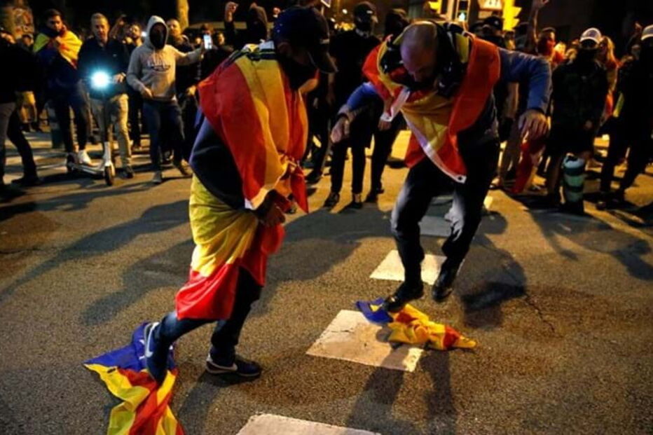 Carga policial em manifestação anti-independência de extrema-direita em Barcelona