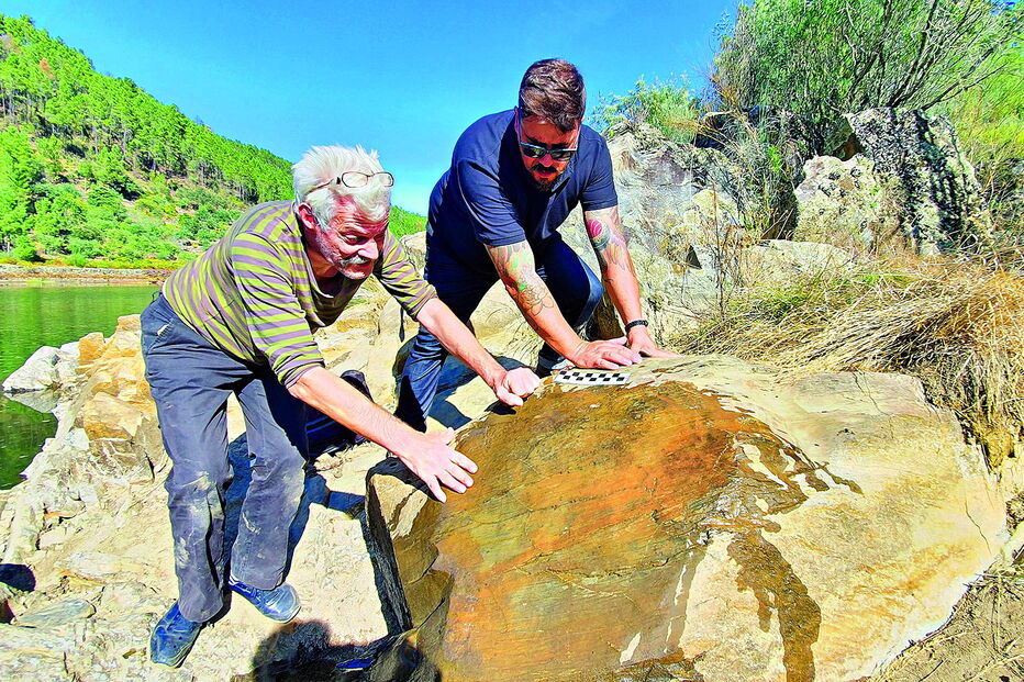 Equipa de arqueólogos do Museu  do Fundão no local onde foram encontradas novas gravuras