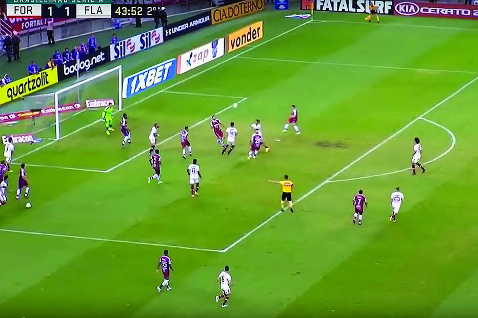 Reinier faz o 2-1, de cabeça, para o Flamengo (90’), com uma 2ª bola em campo