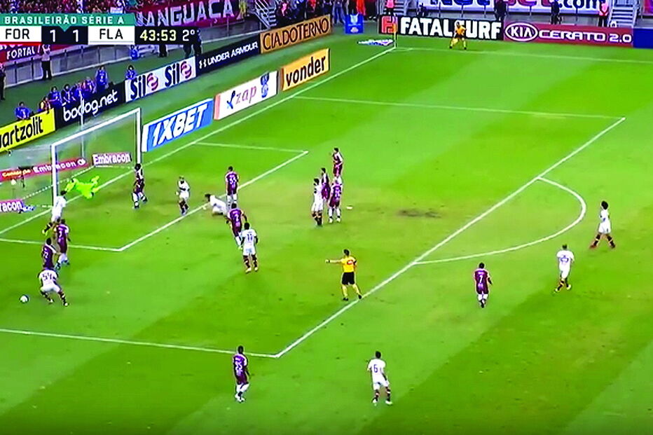 Após o golo, um jogador do ‘Fla’ pontapeia a bola a mais para fora 