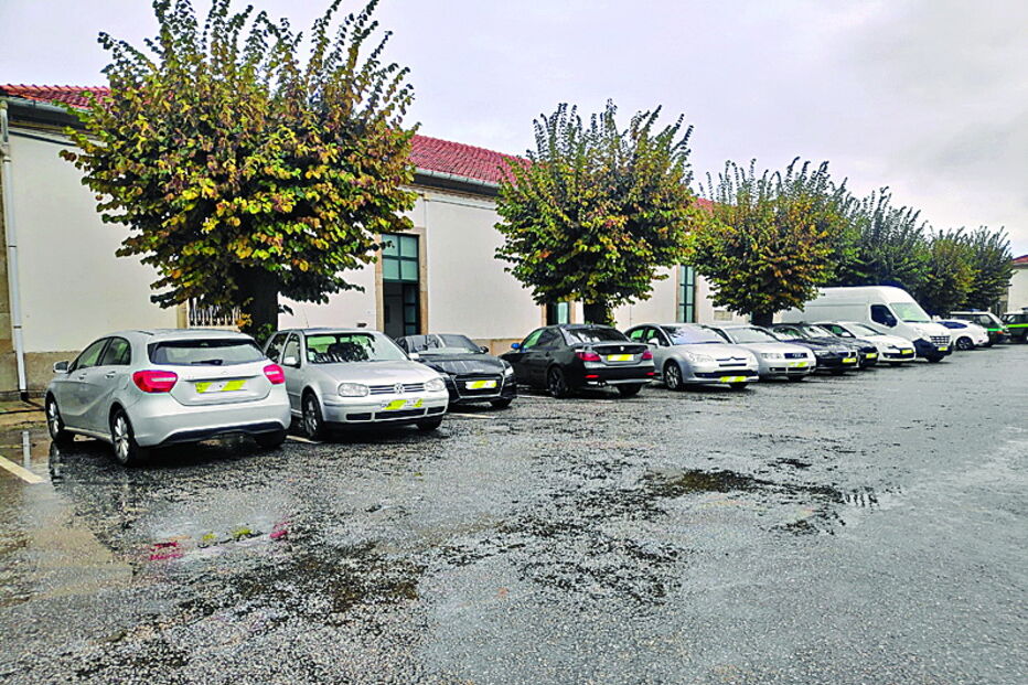 Foram apreendidos 13 carros, alguns de gama alta