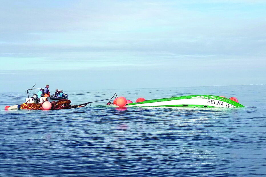 Embarcação ficou virada. Os onze pescadores foram recolhidos por um barco auxiliar, não sofrendo quaisquer ferimentos 