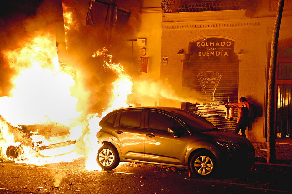Centenas de caixotes do lixo foram incendiados durante uma noite de caos 
