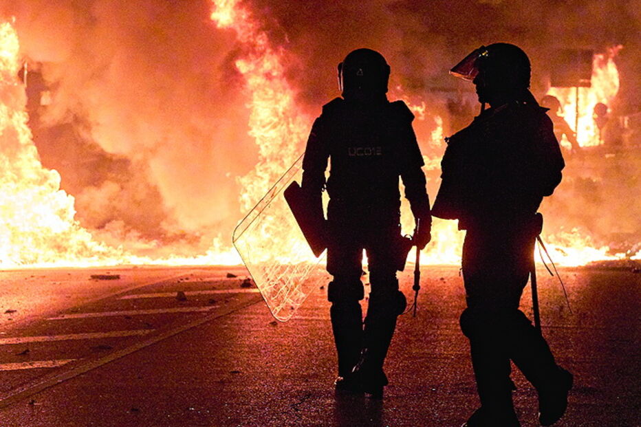 Violência sem precedentes marcou os protestos da noite de quarta-feira  