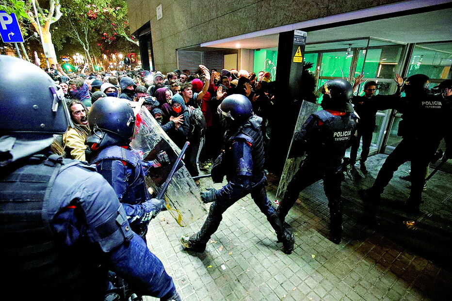 Polícias catalães reagiram a grupos de jovens violentos