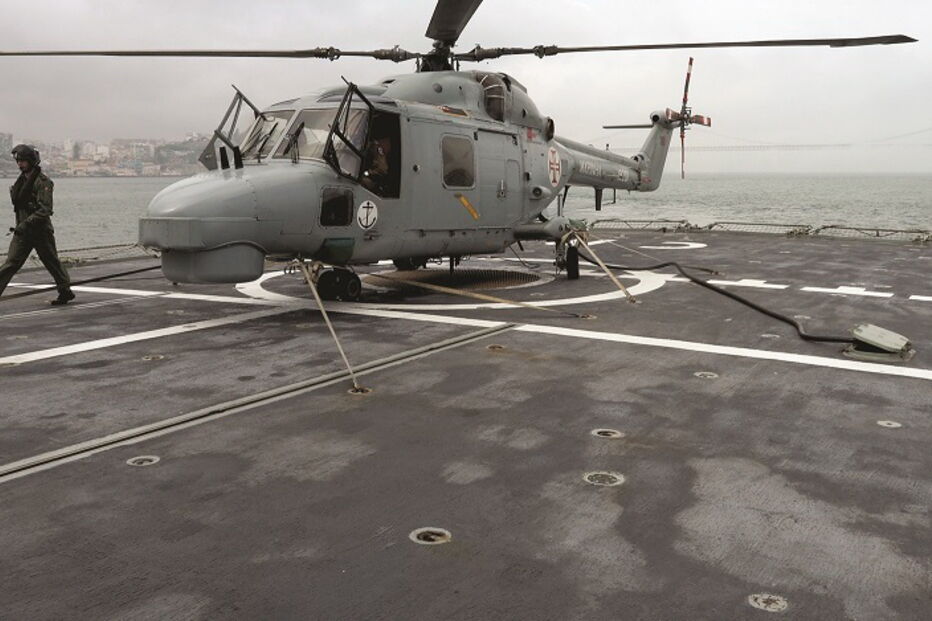 Lynx da Marinha portuguesa pousado no convés da fragata ‘Corte-Real’