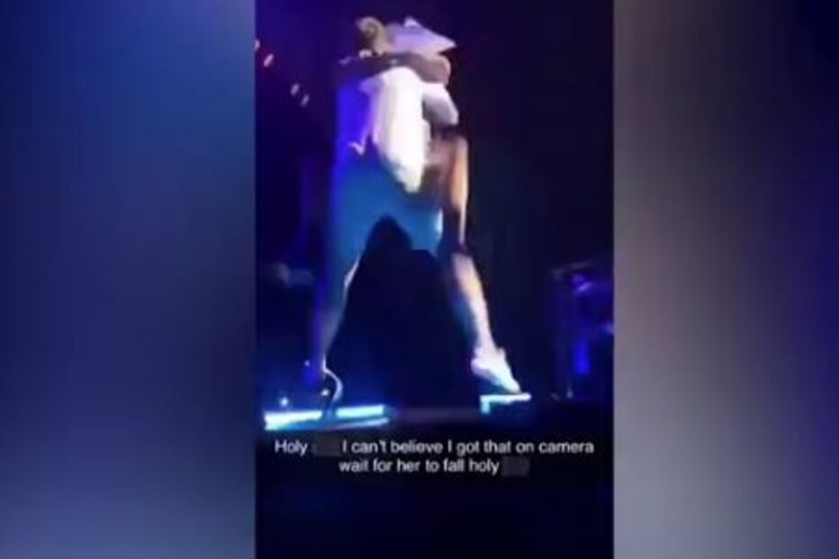 Lady Gaga sofre queda aparatosa em palco ao colo de fã 