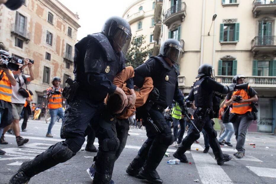 Polícia em confrontos com manifestantes nas ruas de Barcelona
