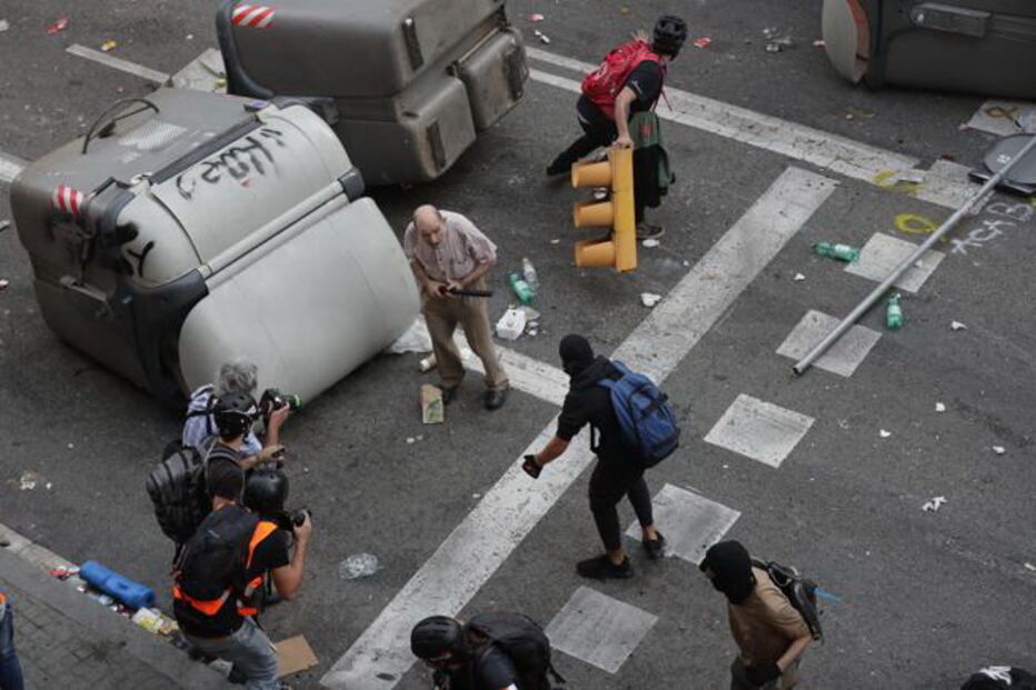 Idoso enfrenta grupo de manifestantes 