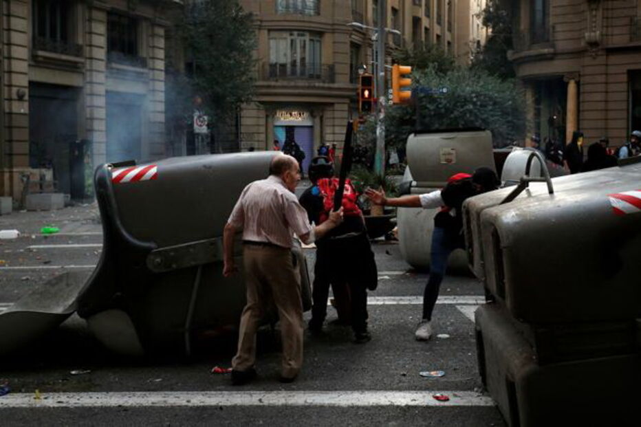 Idoso enfrenta grupo de manifestantes 