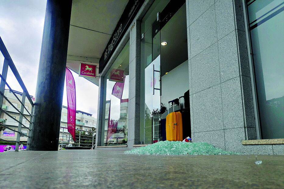 Ladrões partiram a porta da sapataria para consumar o assalto em Paredes