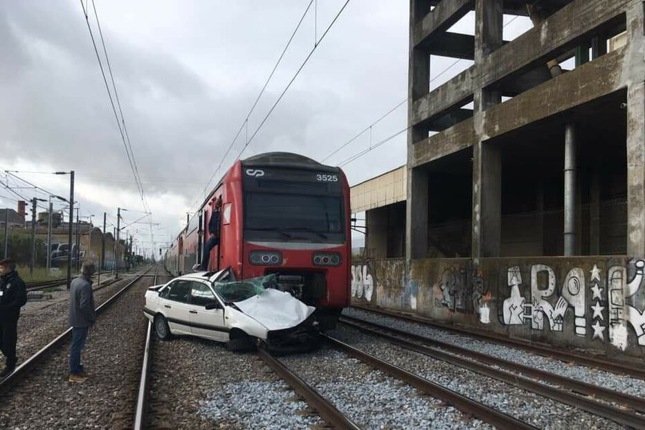 Carro abalroado por comboio em Alhandra