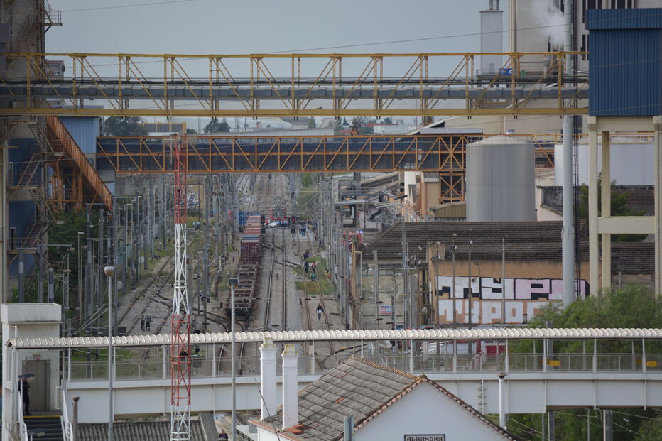 Carro abalroado por comboio em Alhandra