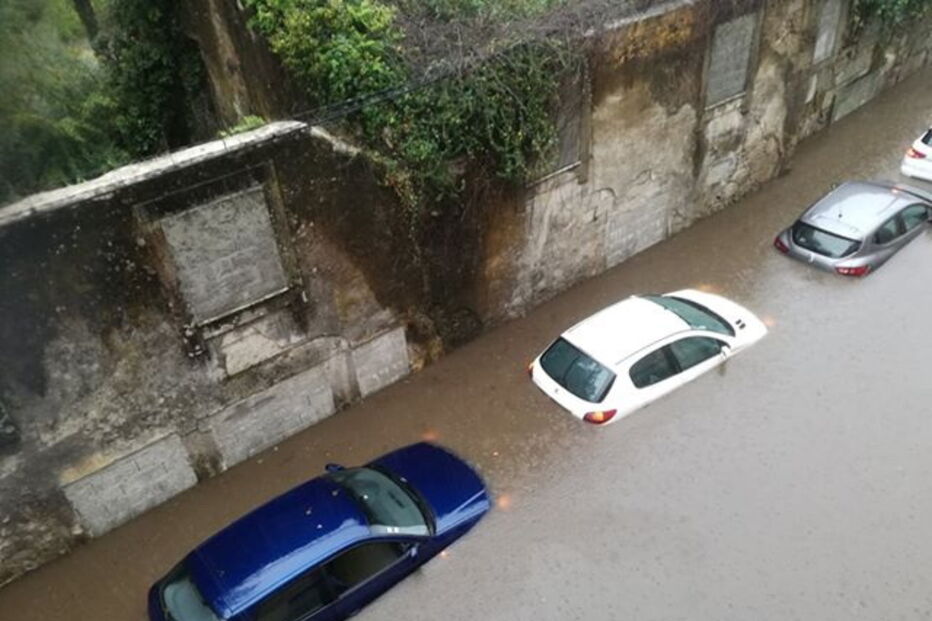 Chuva forte deixa carros parcialmente submersos em rua de Braga