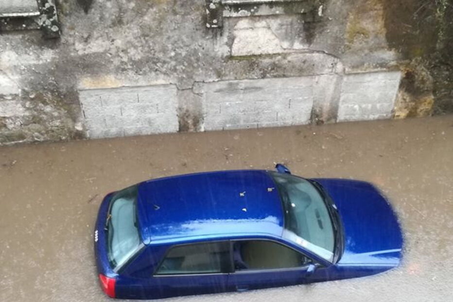 Chuva forte deixa carros parcialmente submersos em rua de Braga