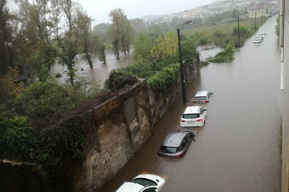 Chuva forte deixa carros parcialmente submersos em rua de Braga