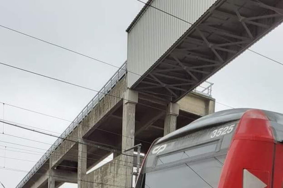 Carro abalroado por comboio obriga ao corte da Linha do Norte