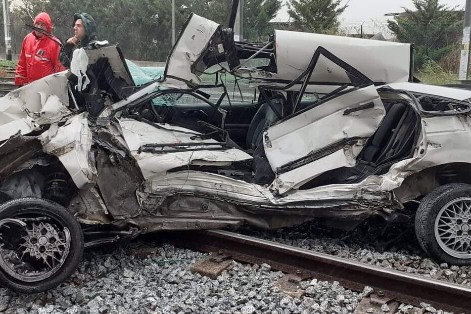 Carro abalroado por comboio obriga ao corte da Linha do Norte