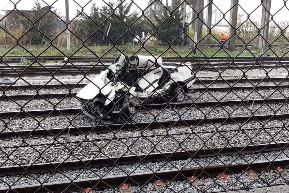 Carro abalroado por comboio obriga ao corte da Linha do Norte
