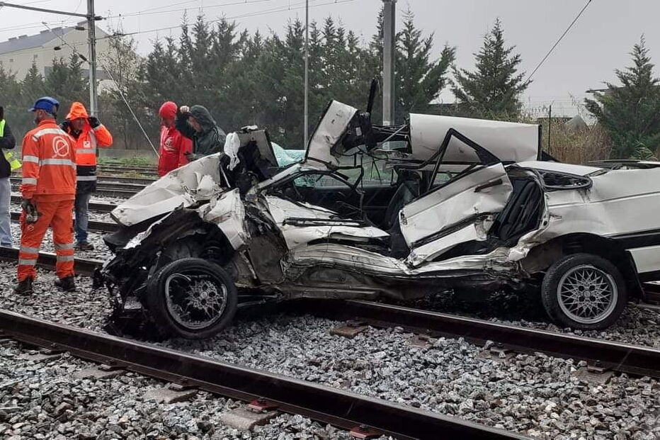 Carro abalroado por comboio obriga ao corte da Linha do Norte