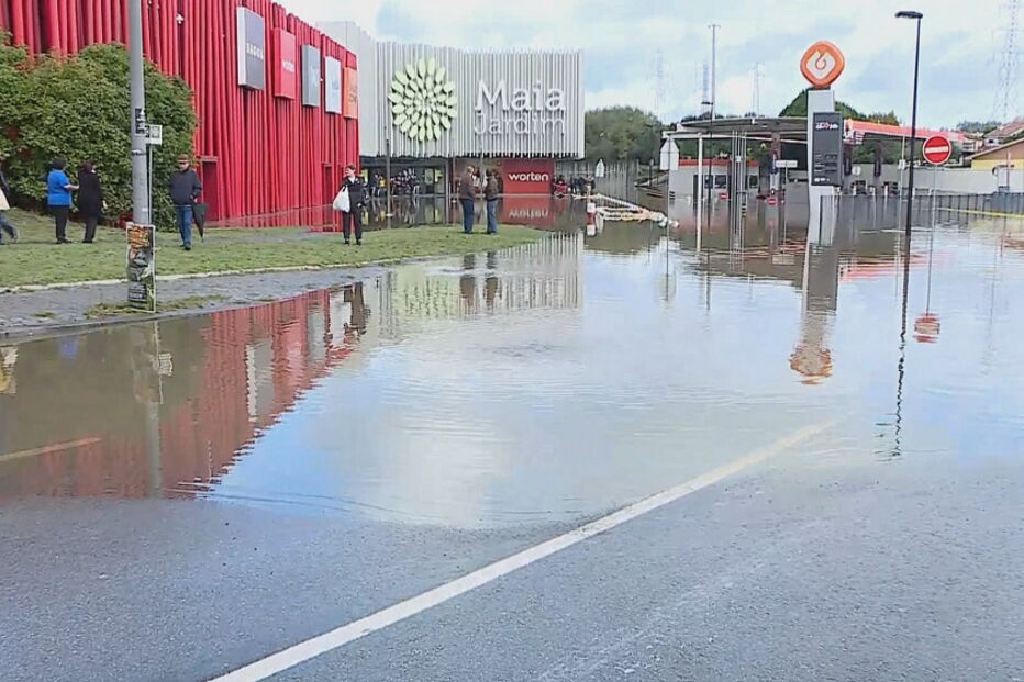 Pessoas retidas em centro comercial e cavalo salvo por populares. Chuva provoca o caos na Maia