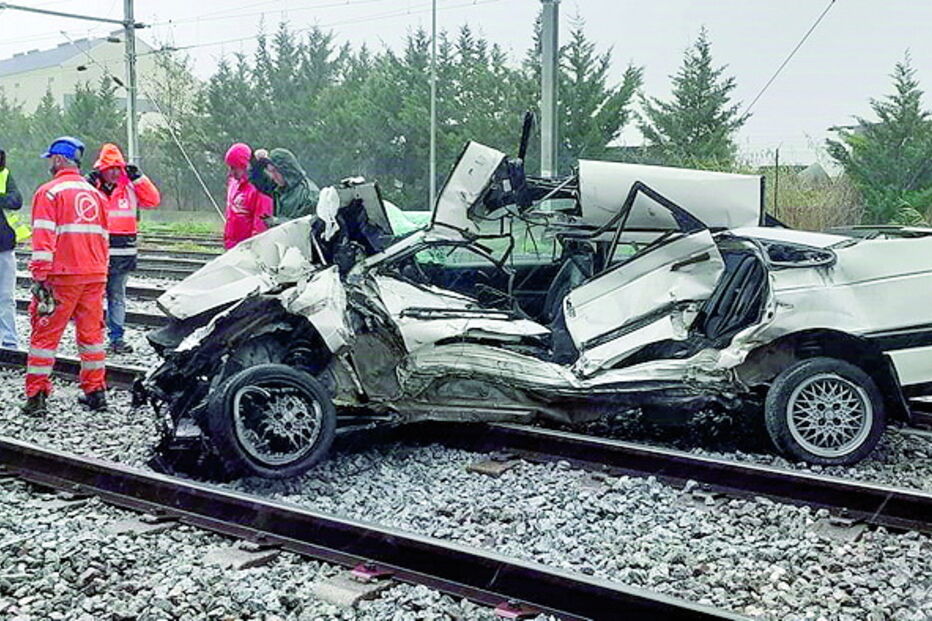 Carro arrastado por comboio em Vila Franca de Xira