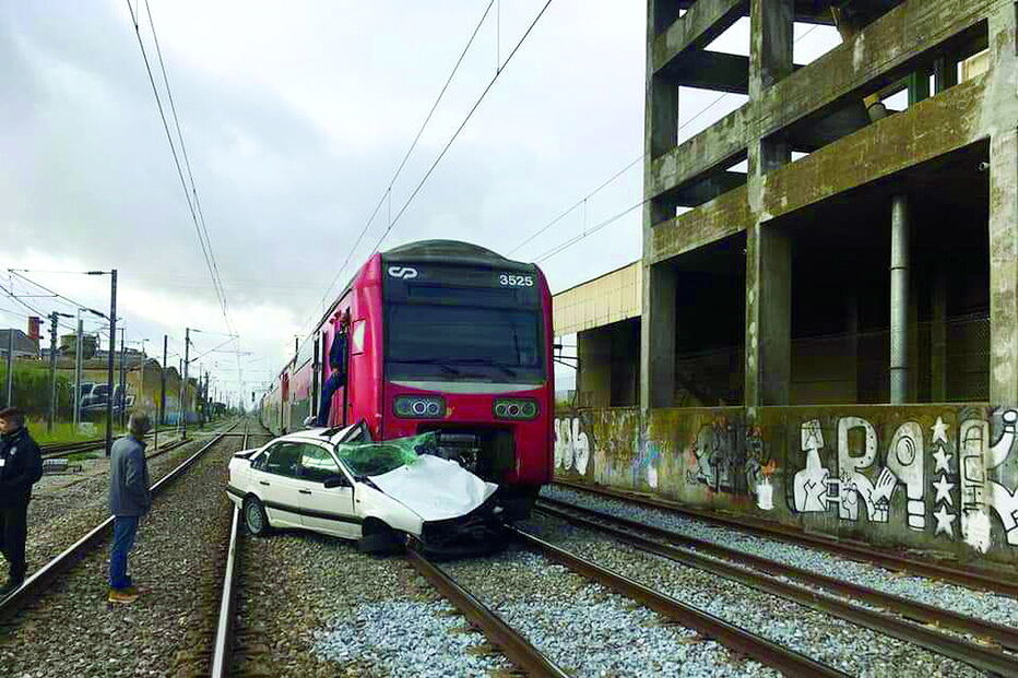 Carro arrastado por comboio em Vila Franca de Xira