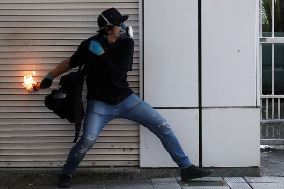 Manifestantes em Hong Kong desafiam polícia com protesto não autorizado