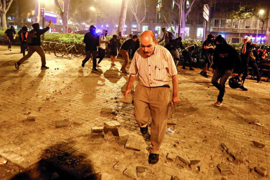 O reformado que enfrentou protestantes com bastão na mão na Catalunha