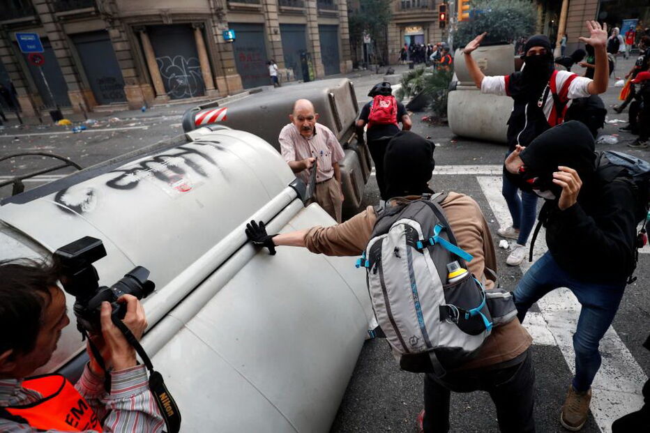 O reformado que enfrentou protestantes com bastão na mão na Catalunha