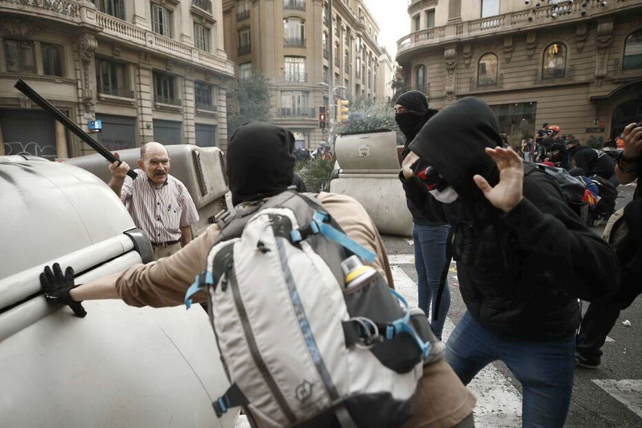 O reformado que enfrentou protestantes com bastão na mão na Catalunha