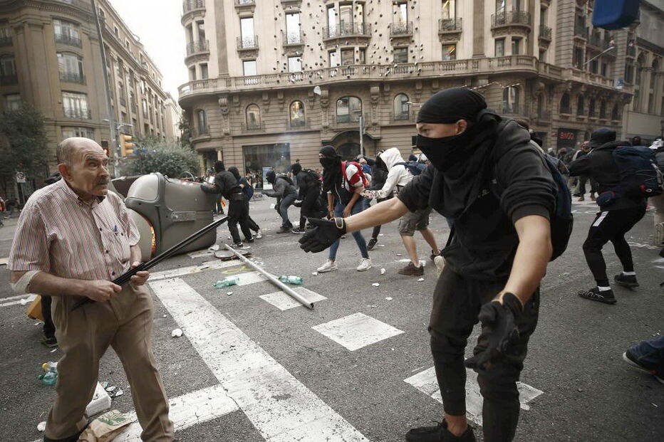 O reformado que enfrentou protestantes com bastão na mão na Catalunha