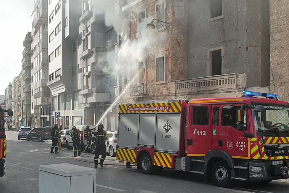 Chamas consomem edifício devoluto em Campolide