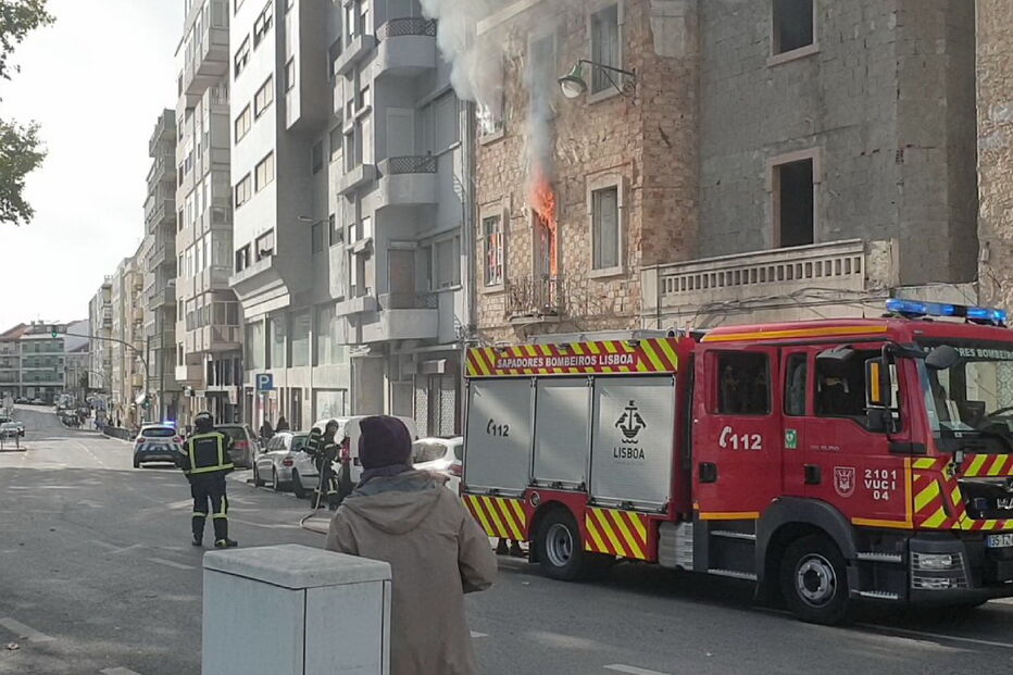 Chamas consomem edifício devoluto em Campolide