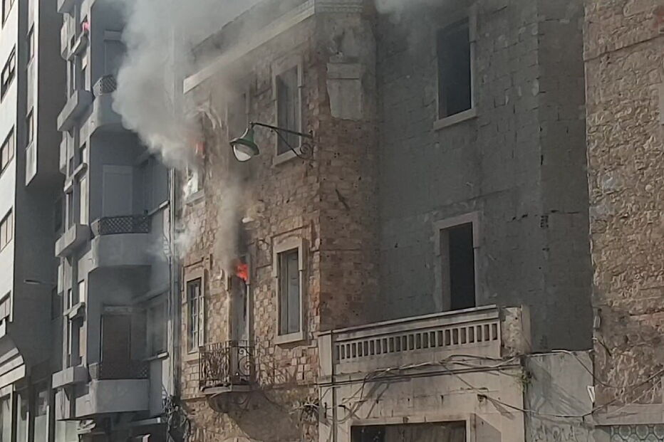 Chamas consomem edifício devoluto em Campolide