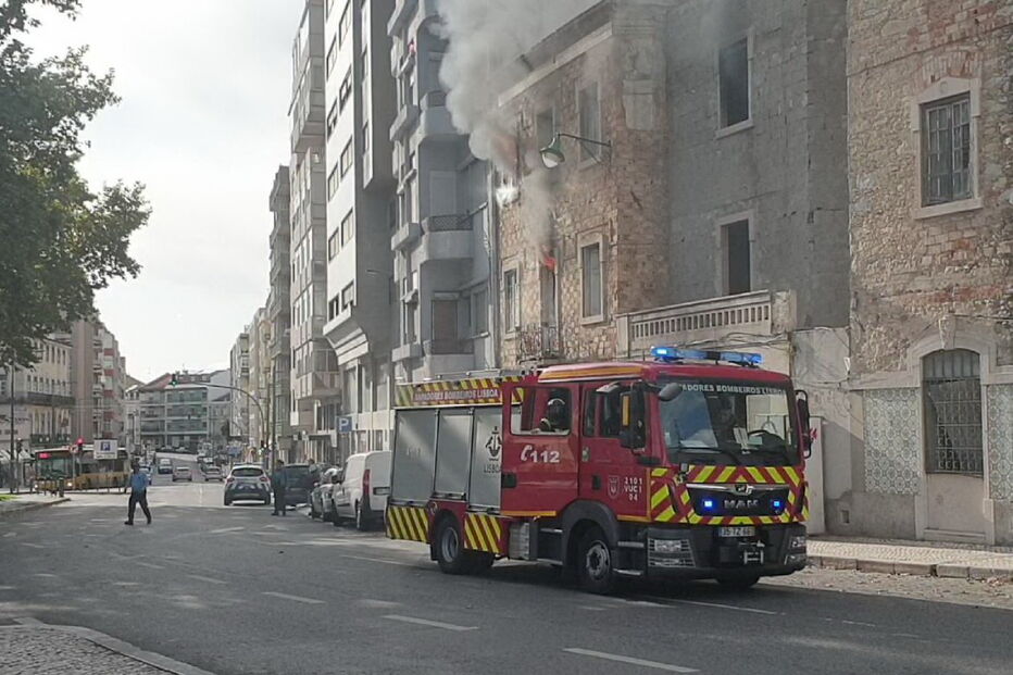 Chamas consomem edifício devoluto em Campolide