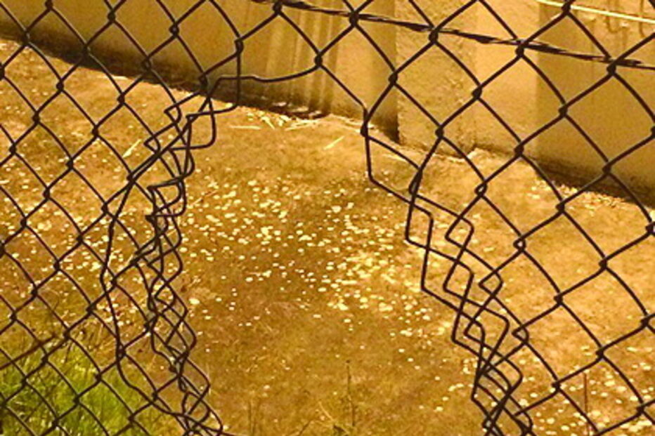 Trio cortou depois a rede da prisão 