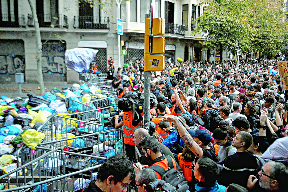 Protestos simbólicos junto à Delegação do Governo em Barcelona 
