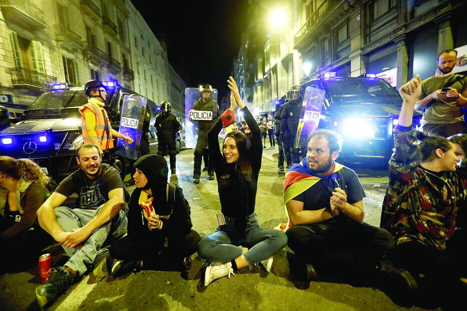 Cordão humano travou violência na noite de sábado