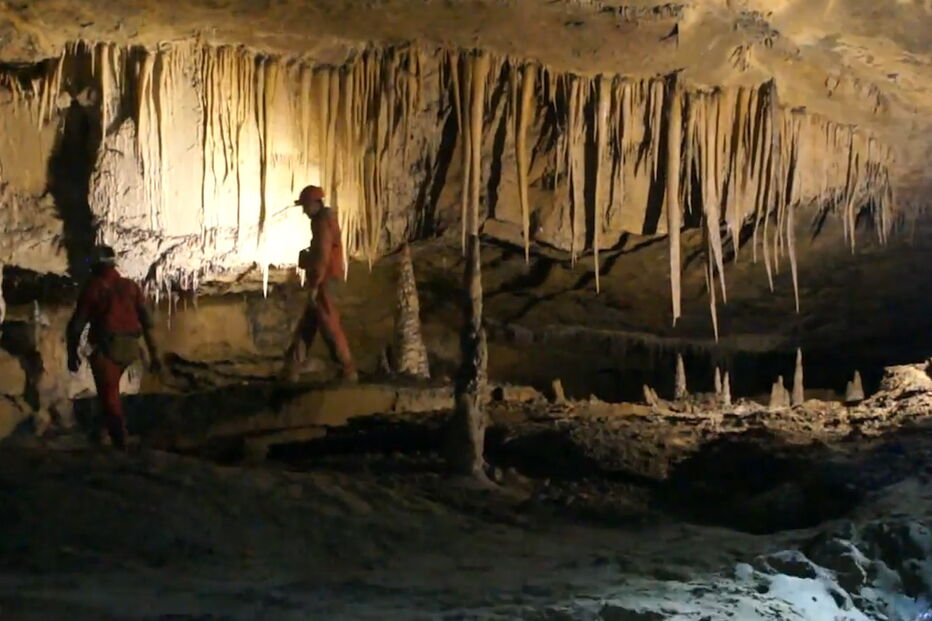 Equipas de resgate tentam salvar grupo de investigadores portugueses preso em gruta