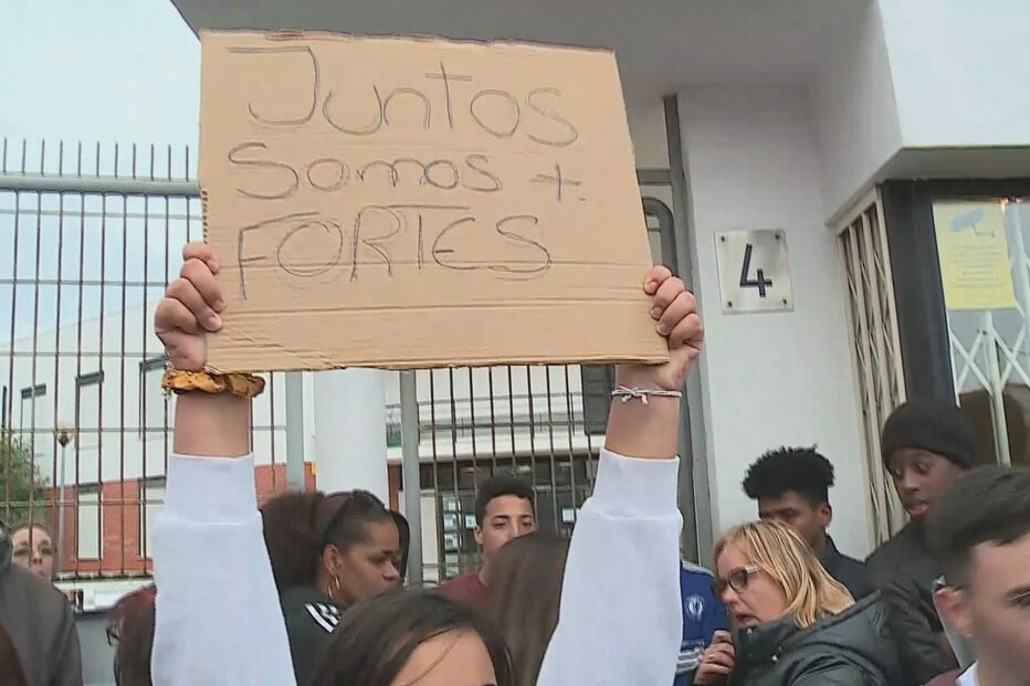Pais protestaram à porta de escola em Queluz após agressão a professor
