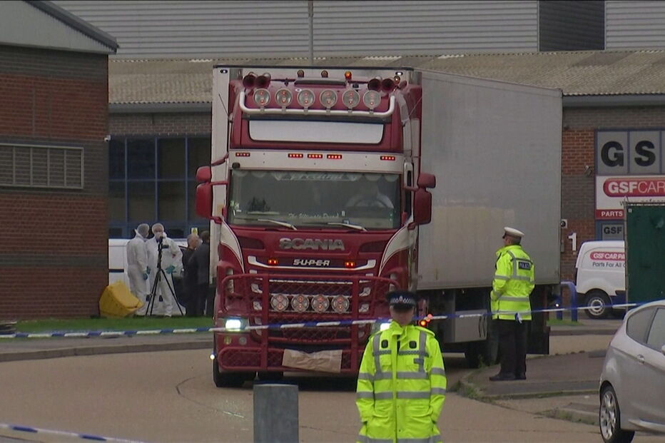 Camião e reboque transferidos para local seguro  