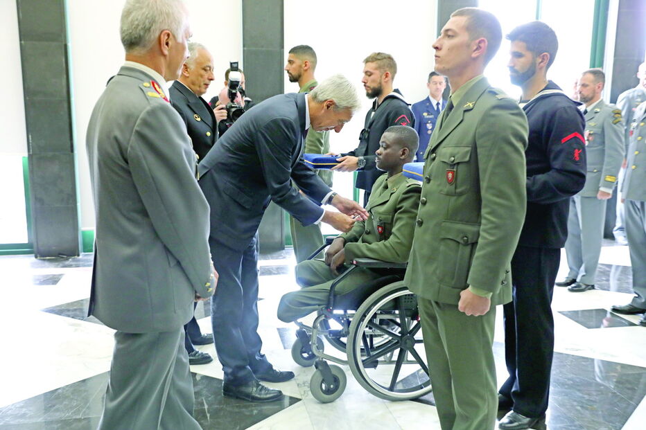 Soldado Aliu Camará recebeu condecoração pela missão na República Centro-Africana, onde ficou gravemente ferido 