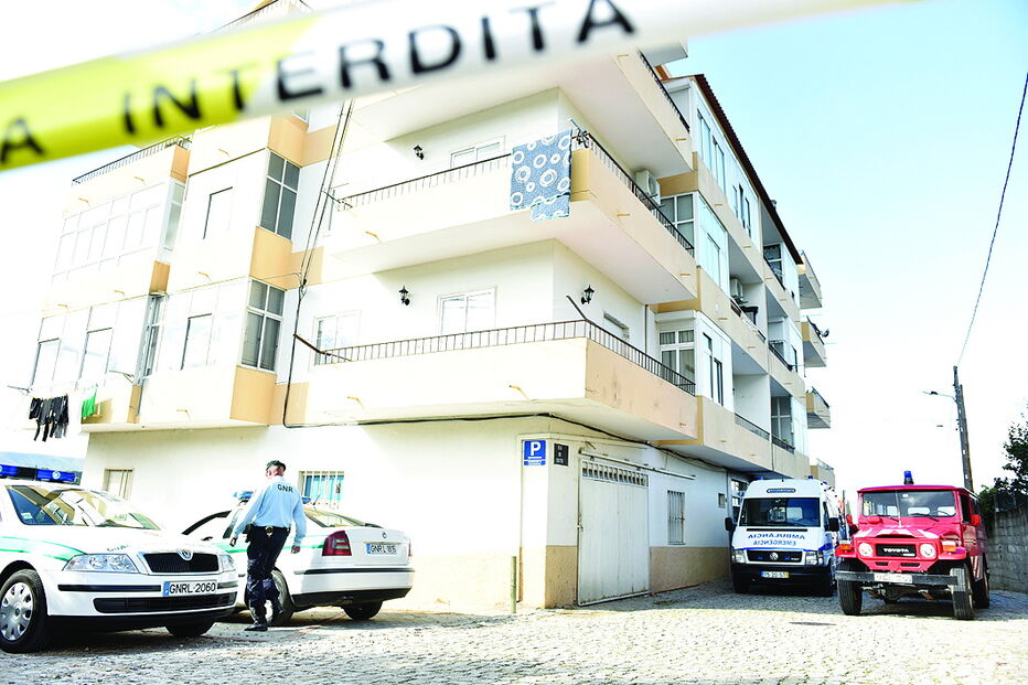 Tragédia ocorreu num apartamento deste edifício em Aldeia de Joanes, no Fundão