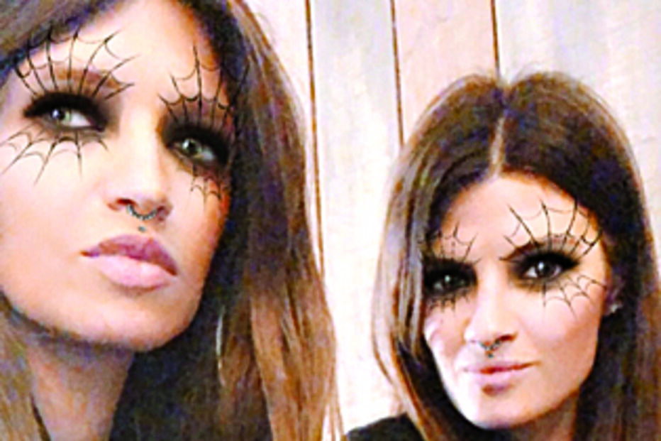 Sara Carbonero filmou-se a tomar chá ao lado da amiga Irene Carrasco, num café tradicional do centro do Porto    